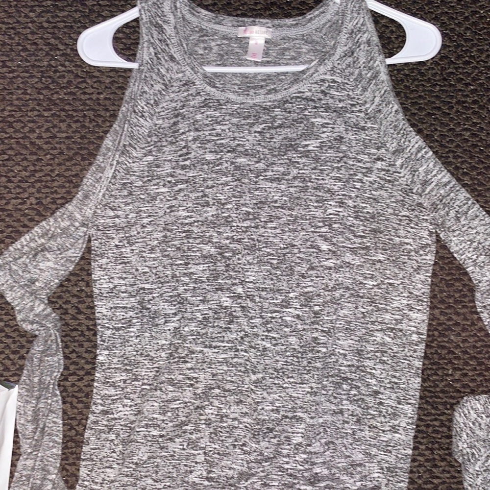 Medium top with shoulder cut outs, from flirtitude active.